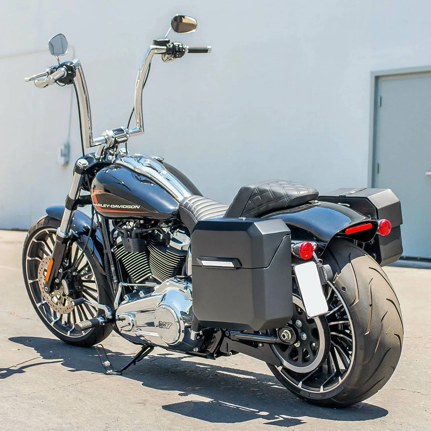 M8 ブレイクアウト Outlaw クイックマウント・ミディアム・サドルバッグ 15L (マットブラック)1