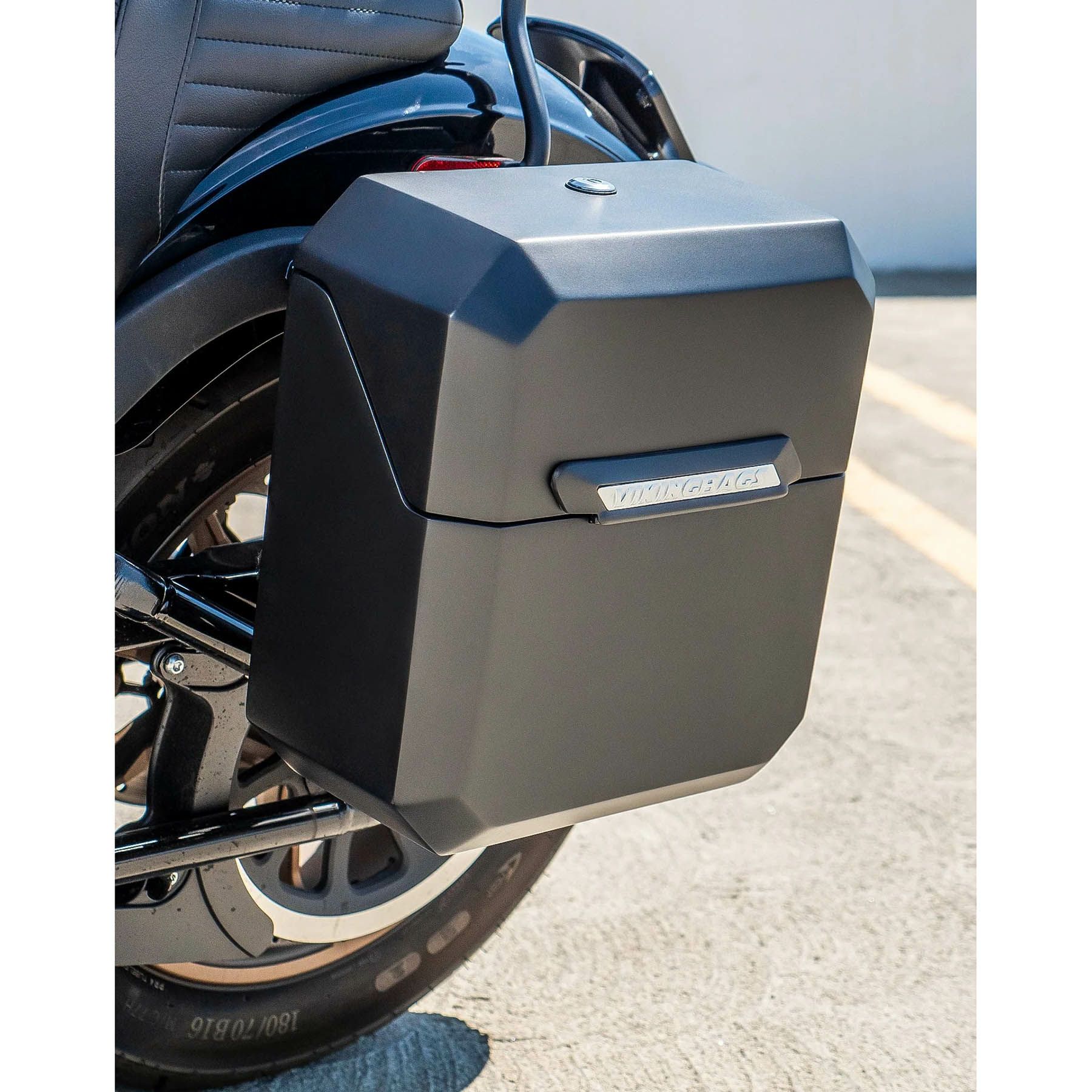 M8 ブレイクアウト Outlaw クイックマウント・ミディアム・サドルバッグ 15L (マットブラック)4