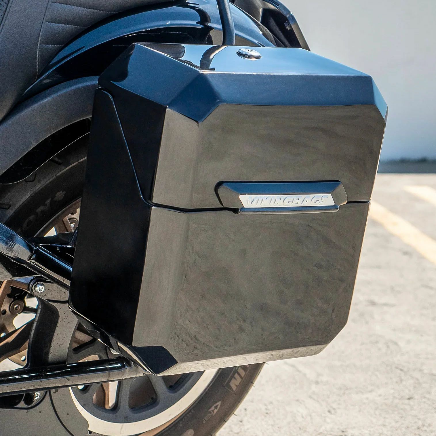 M8 ブレイクアウト Outlaw クイックマウント・ミディアム・サドルバッグ 15L (グロスブラック)