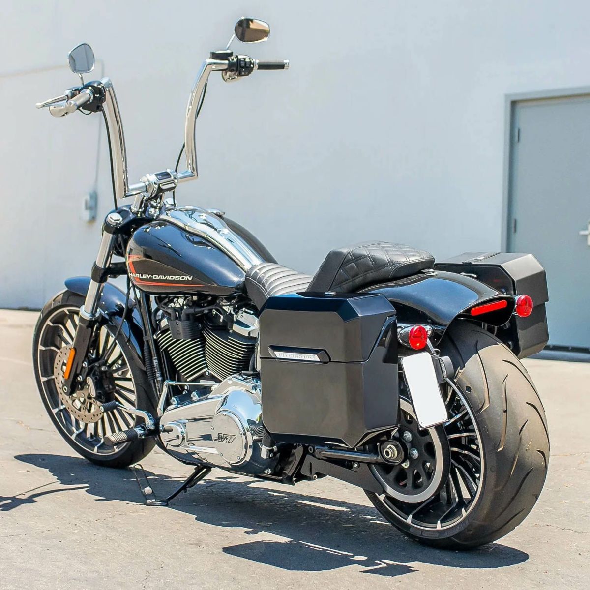 M8 ブレイクアウト Outlaw クイックマウント・ミディアム・サドルバッグ 15L (グロスブラック)1