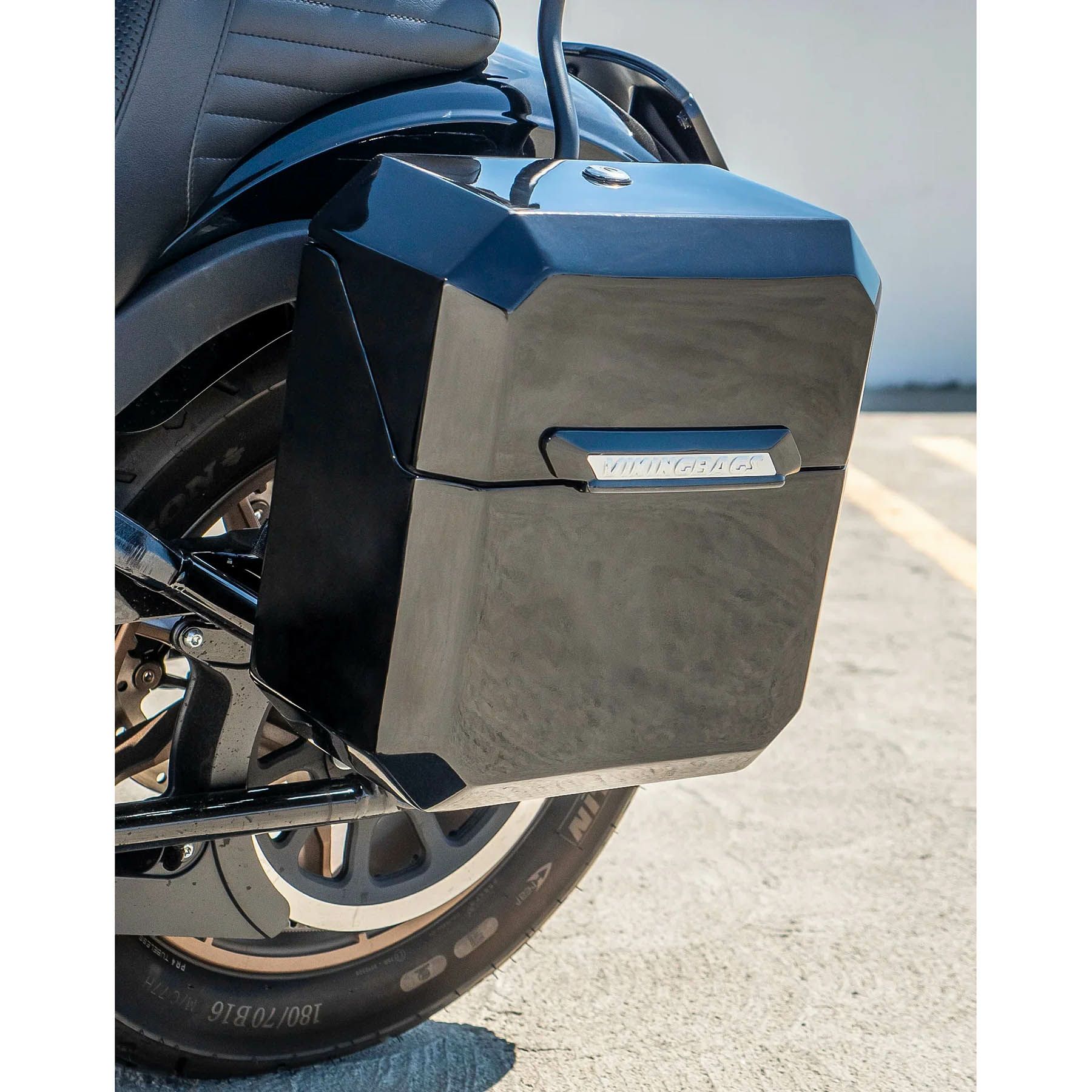 M8 ブレイクアウト Outlaw クイックマウント・ミディアム・サドルバッグ 15L (グロスブラック)4