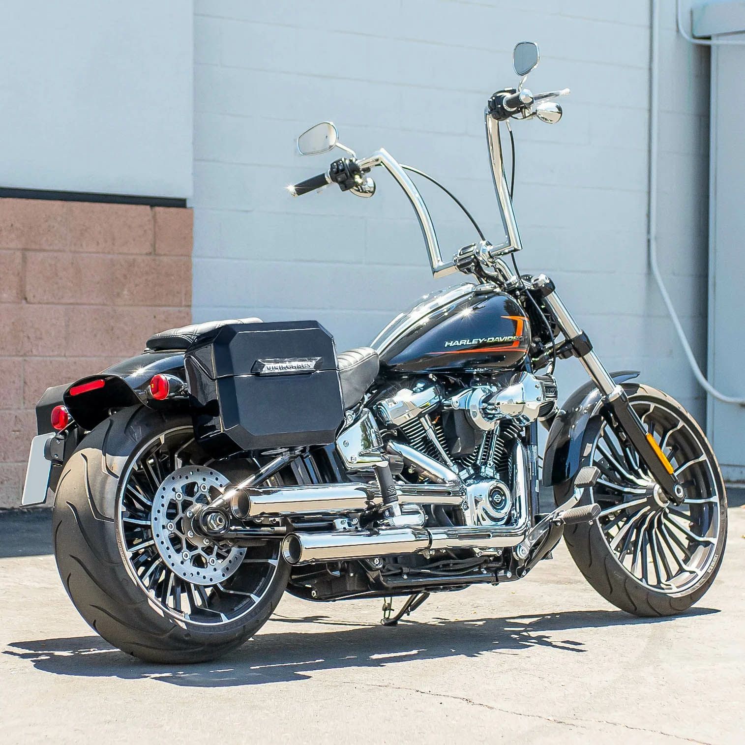 M8 ブレイクアウト Outlaw クイックマウント・スモール・サドルバッグ 10L 右用 (グロスブラック)1