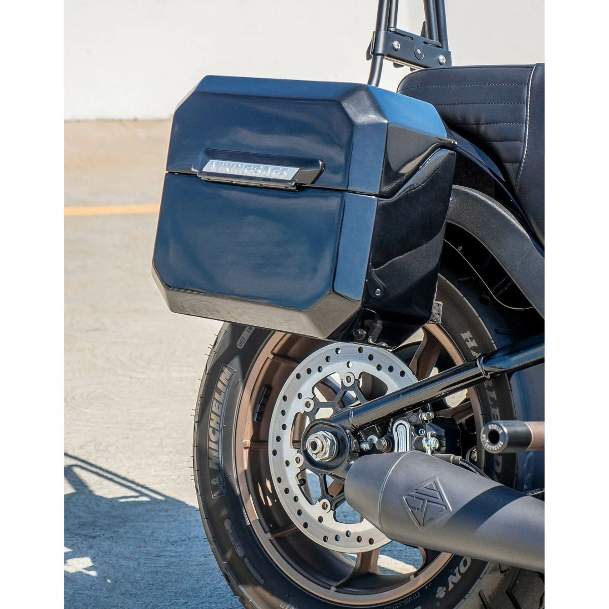 M8 ブレイクアウト Outlaw クイックマウント・スモール・サドルバッグ 10L 右用 (グロスブラック)4