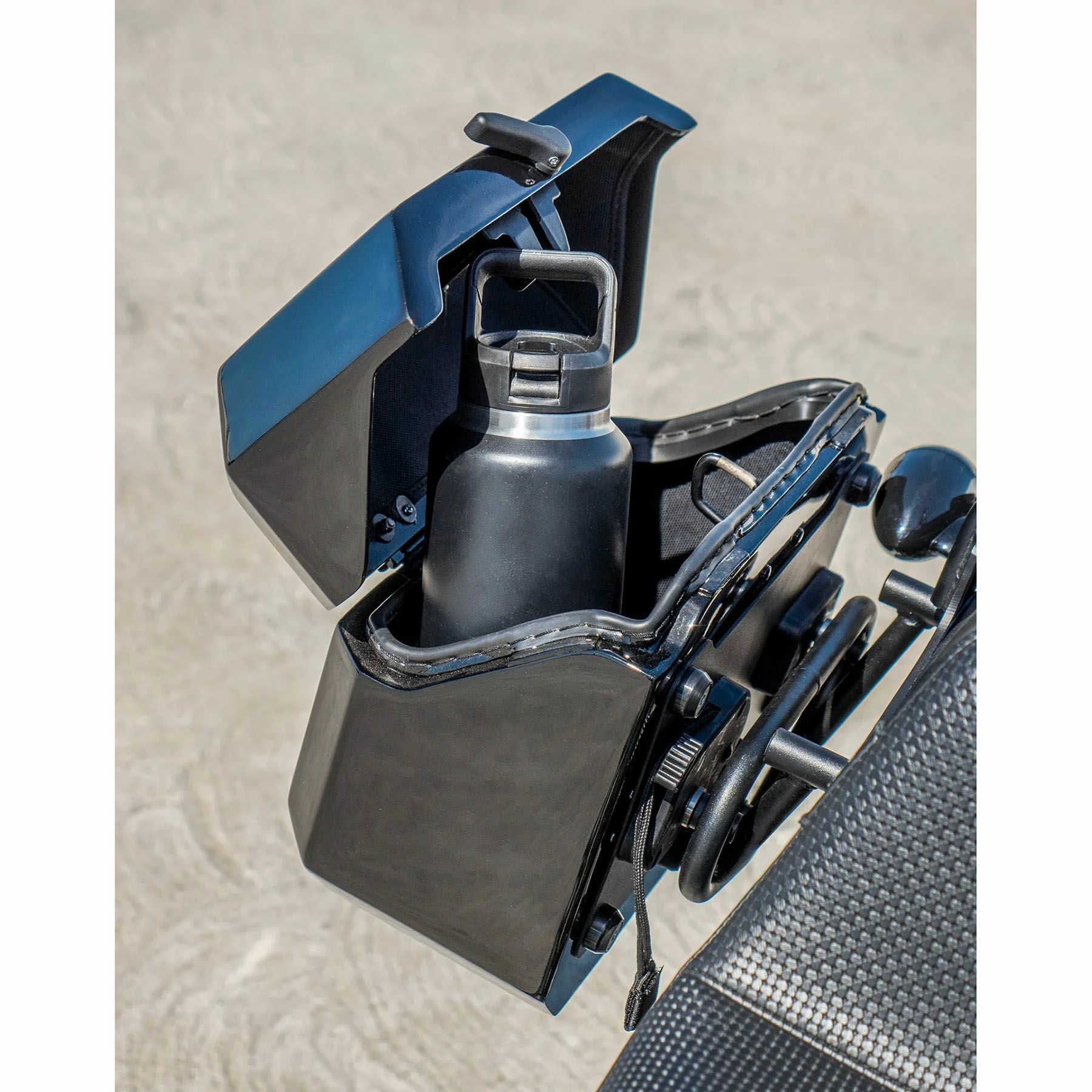 M8 ブレイクアウト Outlaw クイックマウント・スモール・サドルバッグ 10L 右用 (グロスブラック)5