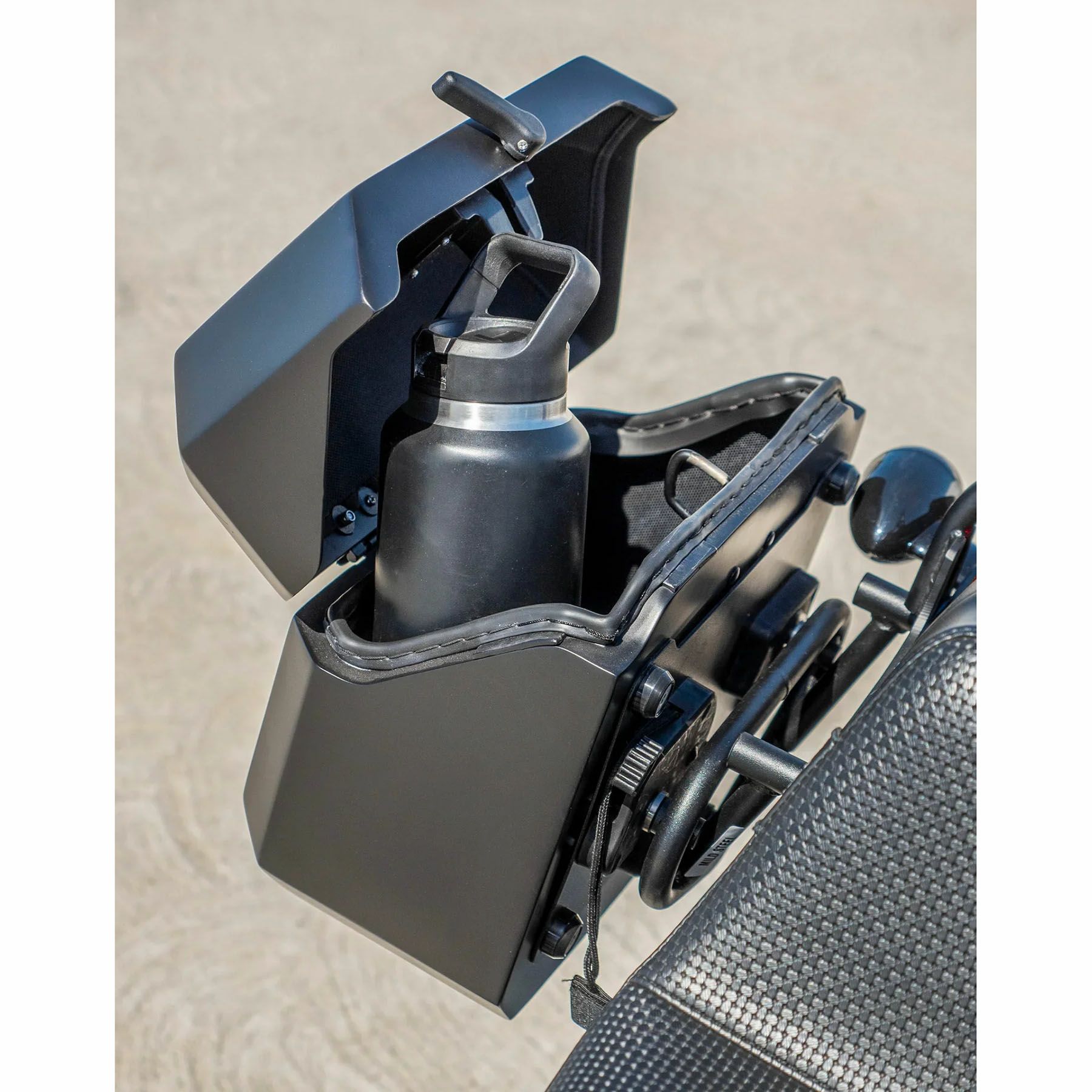  M8 ブレイクアウト Outlaw クイックマウント・スモール・サドルバッグ 10L 右用 (マットブラック)5