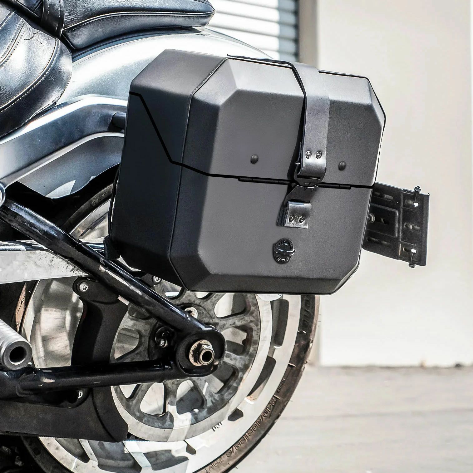 M8 ファットボーイ Outlaw クイックマウント・スモール・サドルバッグ 10L 左用 (レザーラップ)