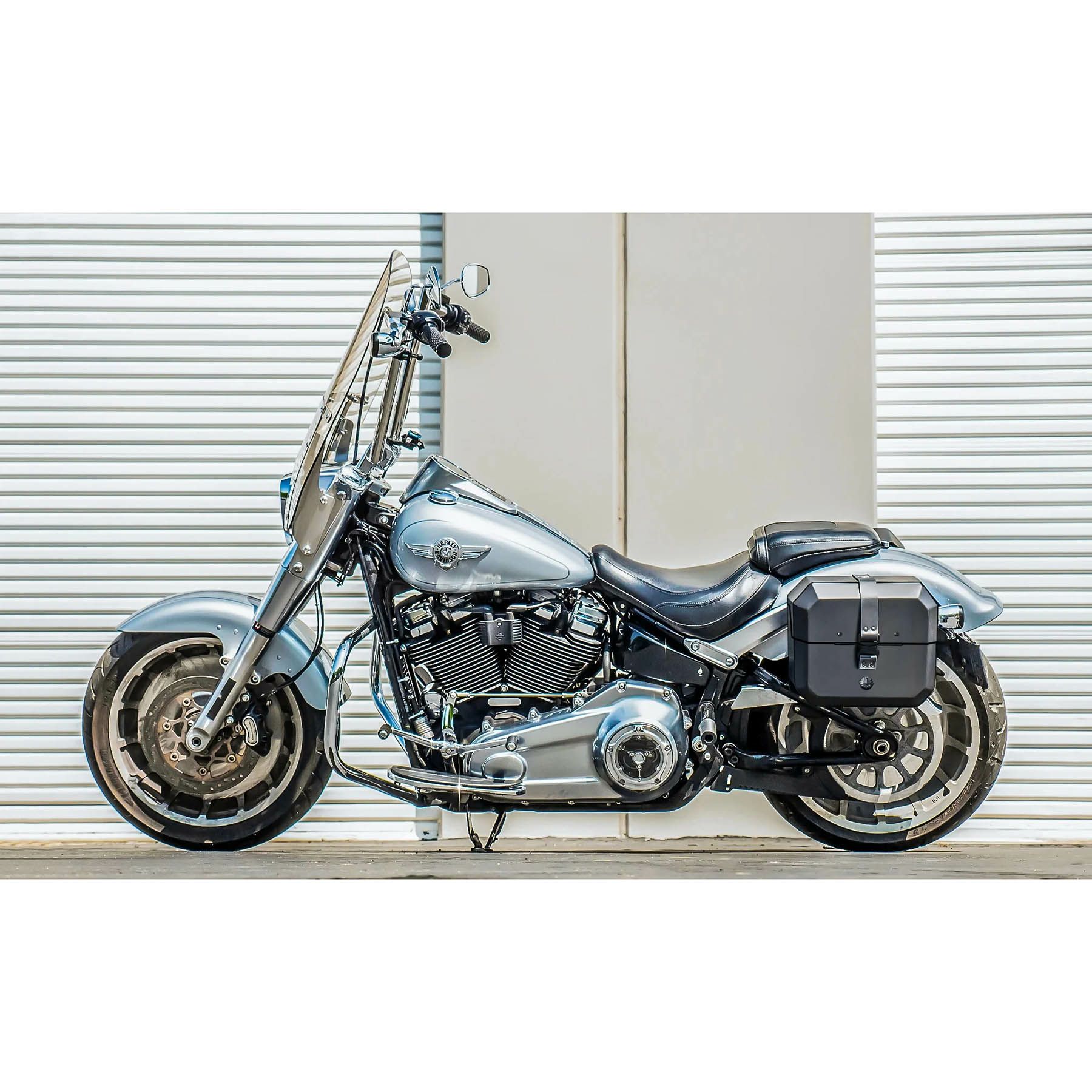 M8 ファットボーイ Outlaw クイックマウント・スモール・サドルバッグ 10L 左用 (レザーラップ)1