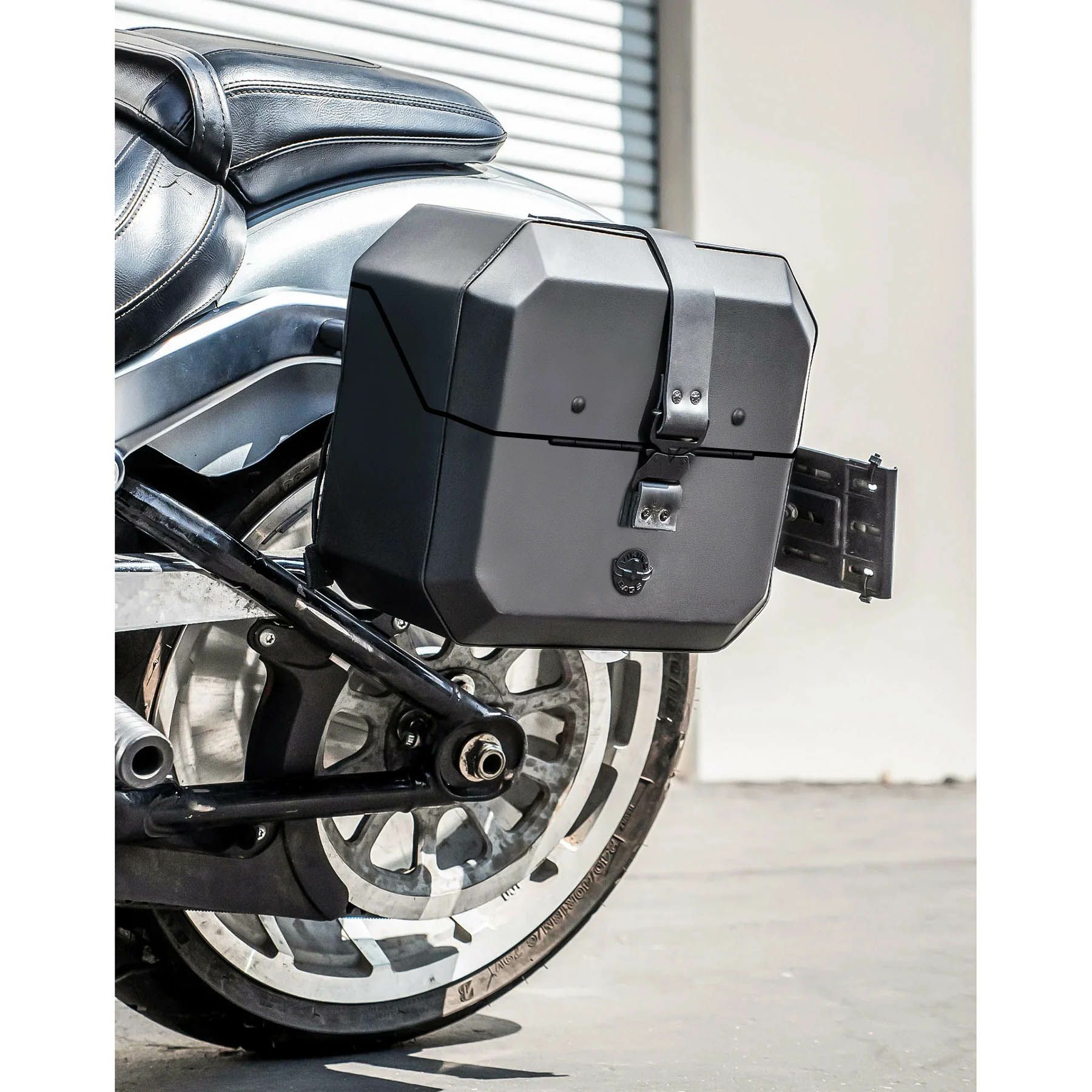 M8 ファットボーイ Outlaw クイックマウント・スモール・サドルバッグ 10L 左用 (レザーラップ)3