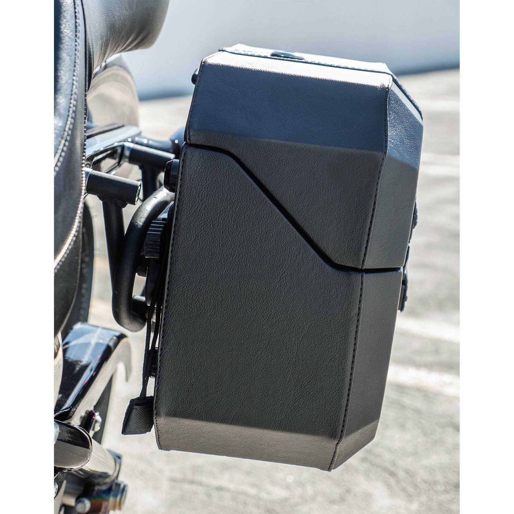 M8 ファットボーイ Outlaw クイックマウント・スモール・サドルバッグ 10L 左用 (レザーラップ)4