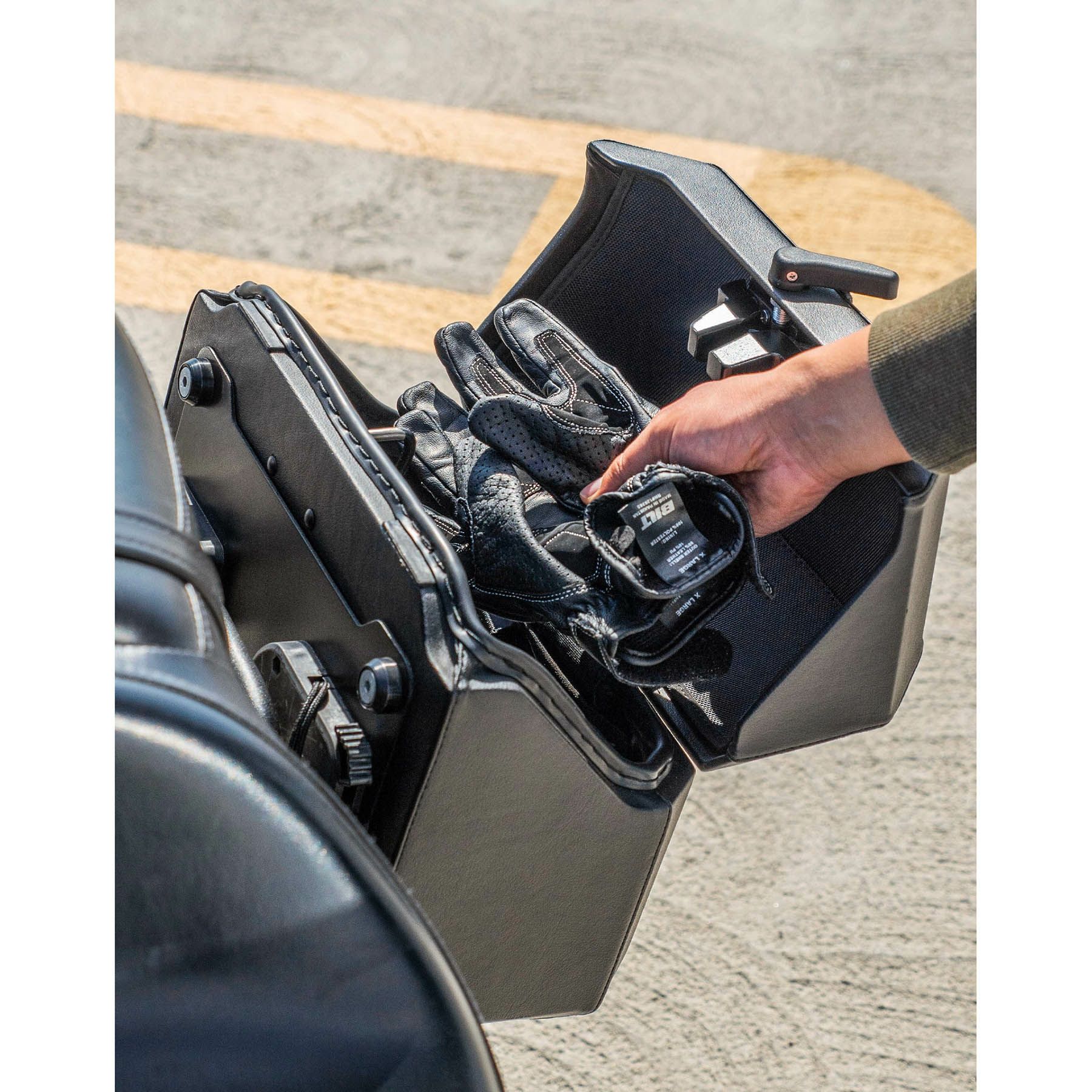 M8 ファットボーイ Outlaw クイックマウント・スモール・サドルバッグ 10L 左用 (レザーラップ)5