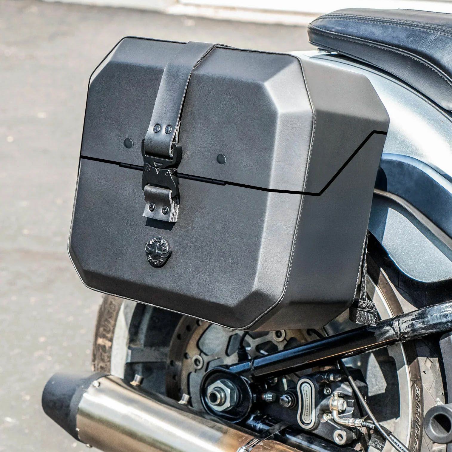 M8 ファットボーイ Outlaw クイックマウント・スモール・サドルバッグ 10L 右用 (レザーラップ)