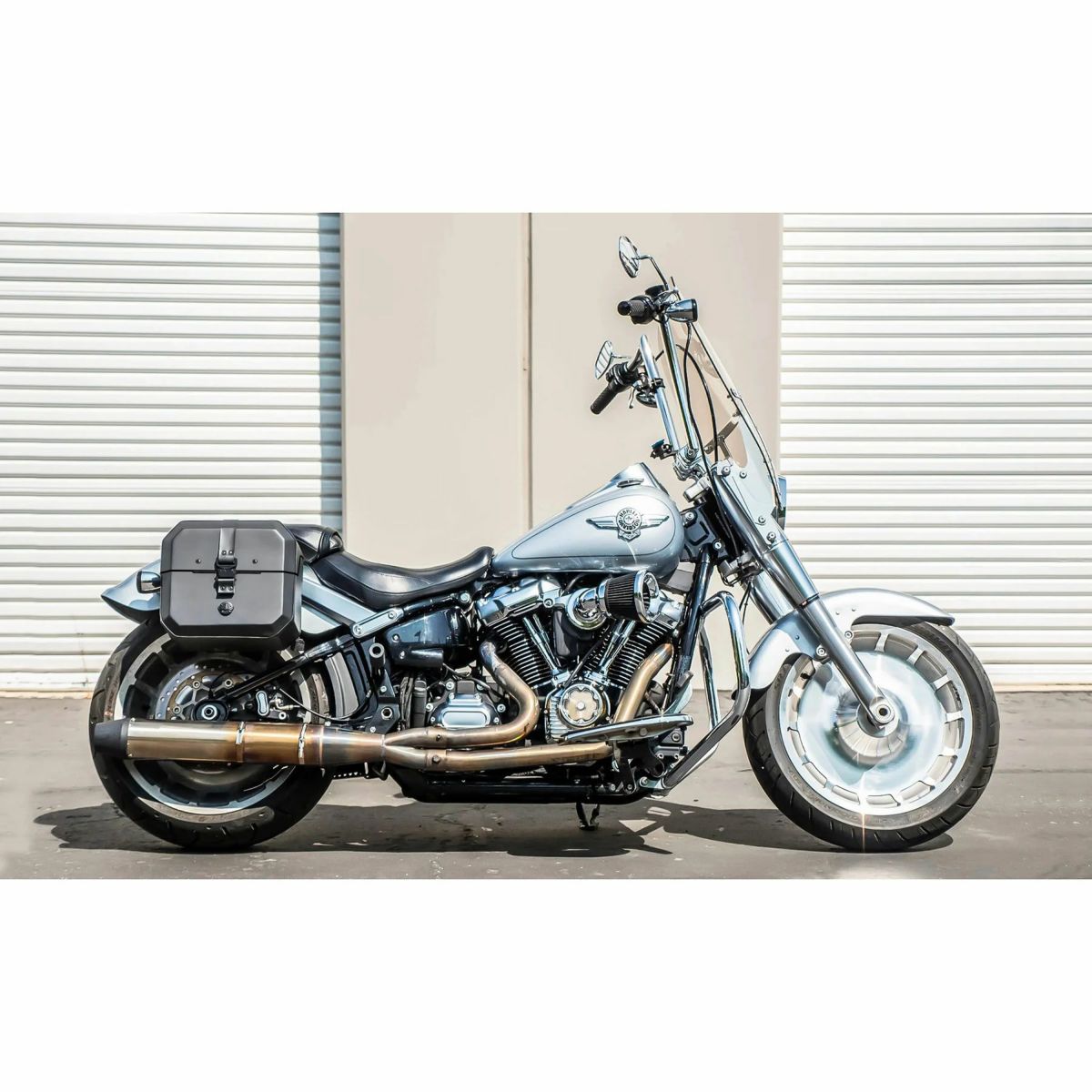 M8 ファットボーイ Outlaw クイックマウント・スモール・サドルバッグ 10L 右用 (レザーラップ)1