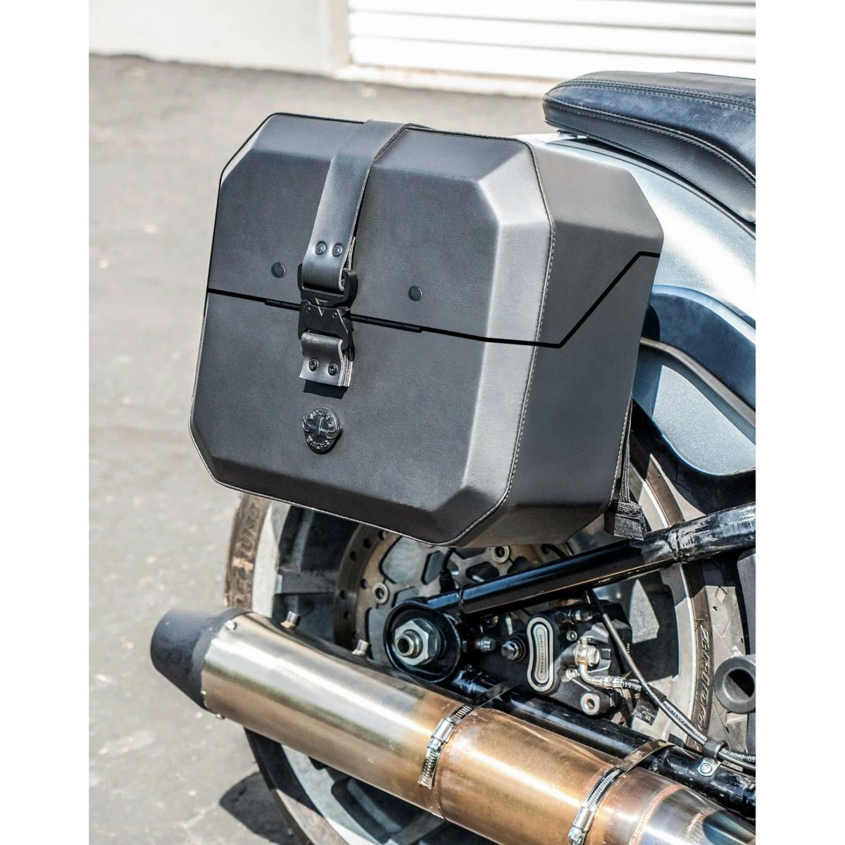 M8 ファットボーイ Outlaw クイックマウント・スモール・サドルバッグ 10L 右用 (レザーラップ)3