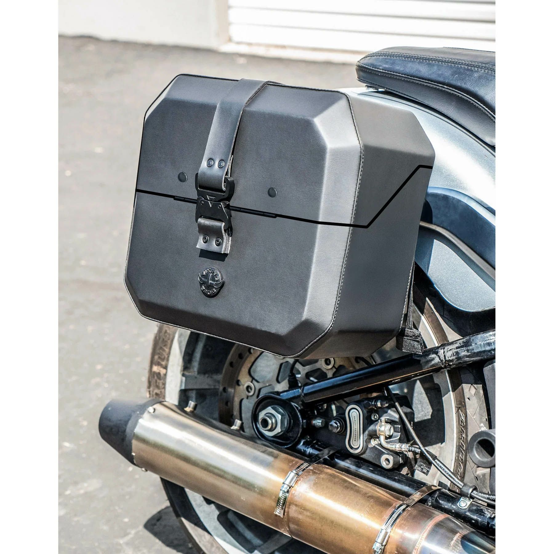 M8 ファットボーイ Outlaw クイックマウント・スモール・サドルバッグ 10L 右用 (レザーラップ)3