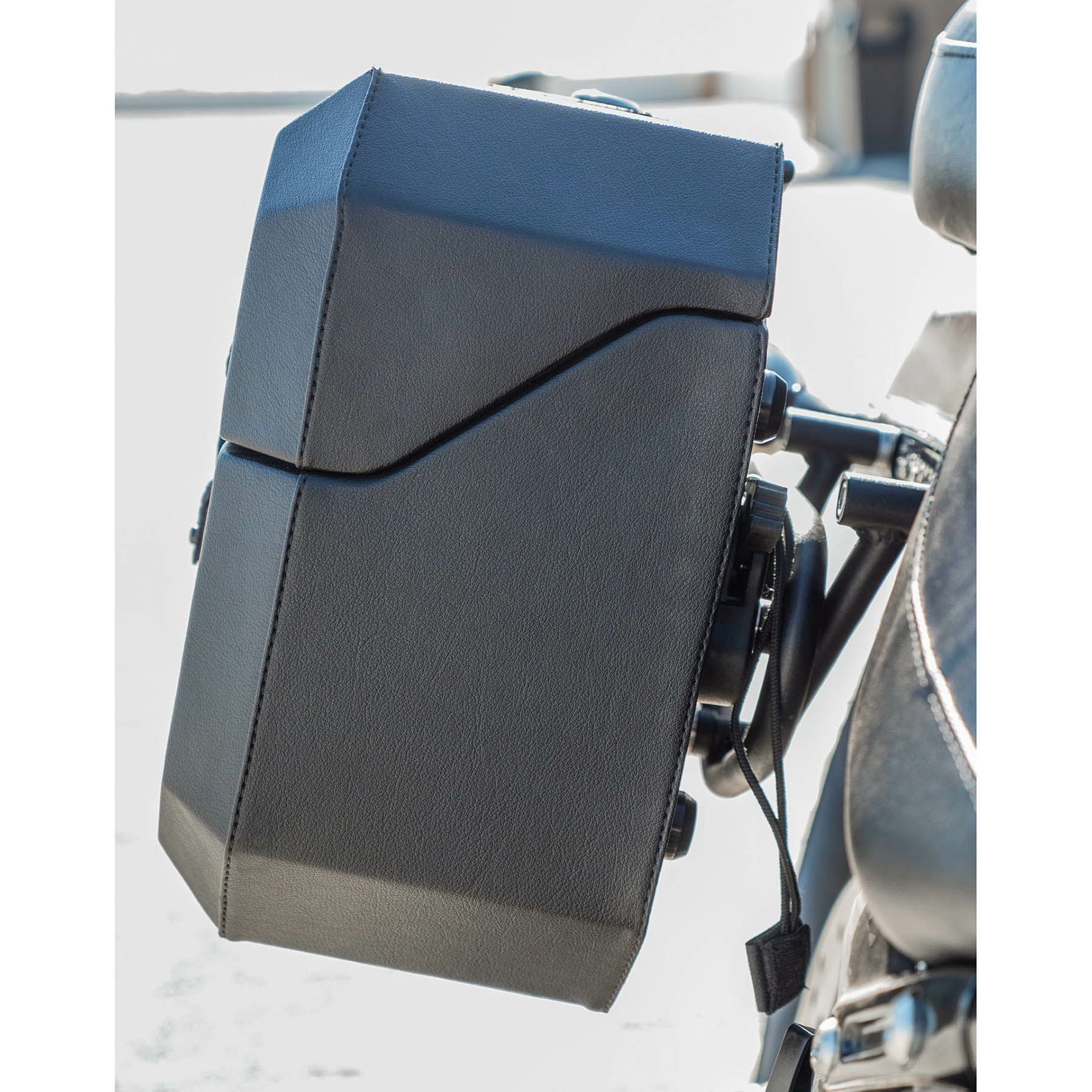 M8 ファットボーイ Outlaw クイックマウント・スモール・サドルバッグ 10L 右用 (レザーラップ)4