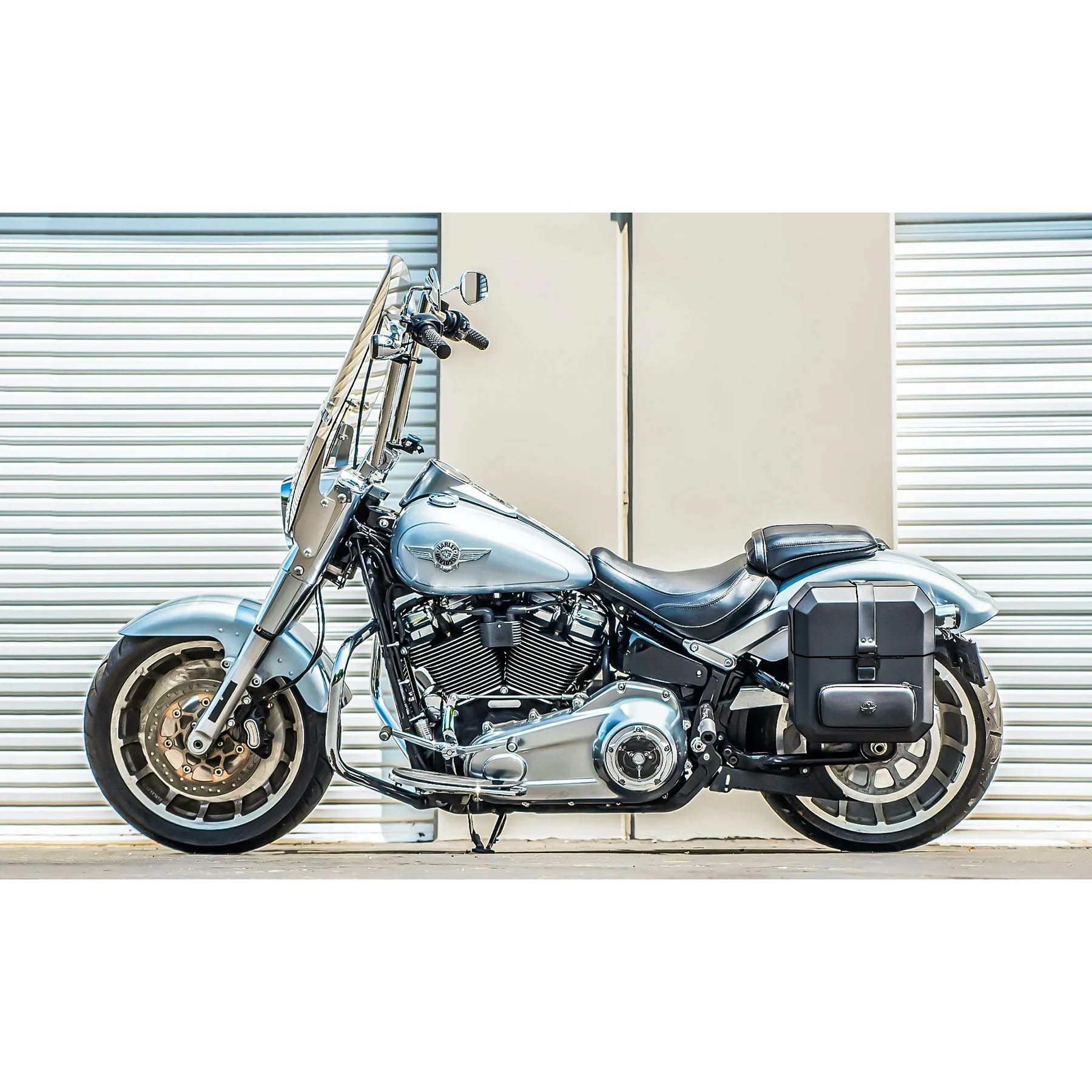 M8 ファットボーイ Outlaw クイックマウント・ミディアム・サドルバッグ 15L 左用 (レザーラップ)1