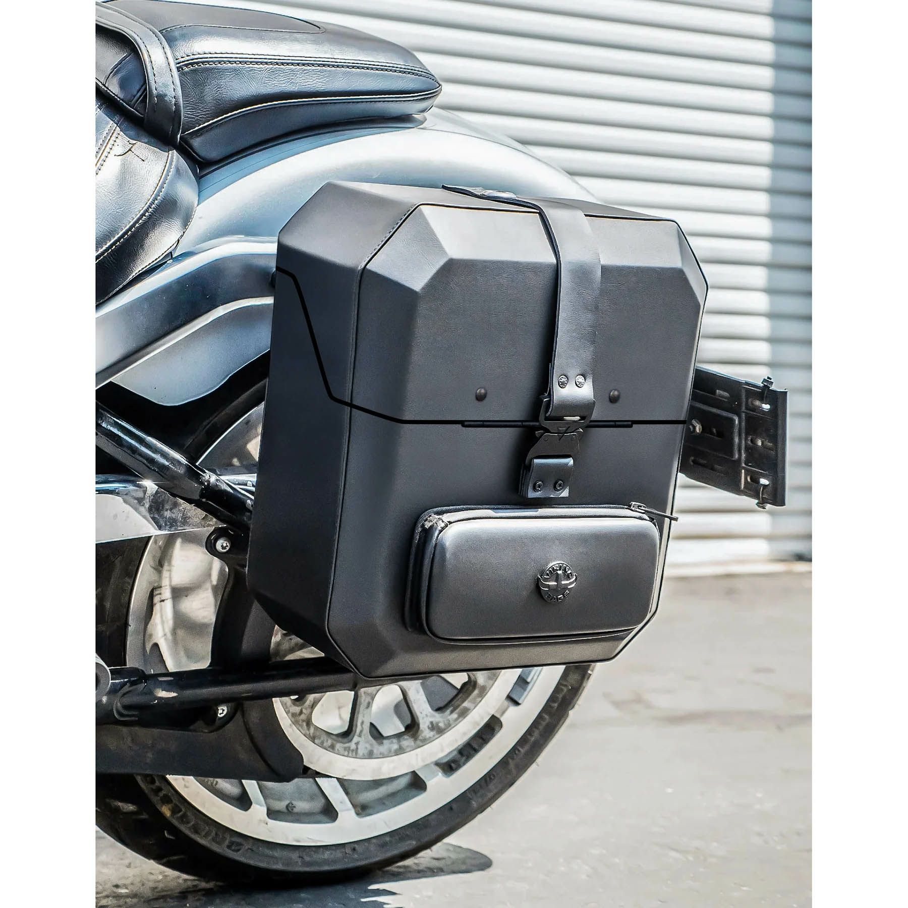 M8 ファットボーイ Outlaw クイックマウント・ミディアム・サドルバッグ 15L 左用 (レザーラップ)3