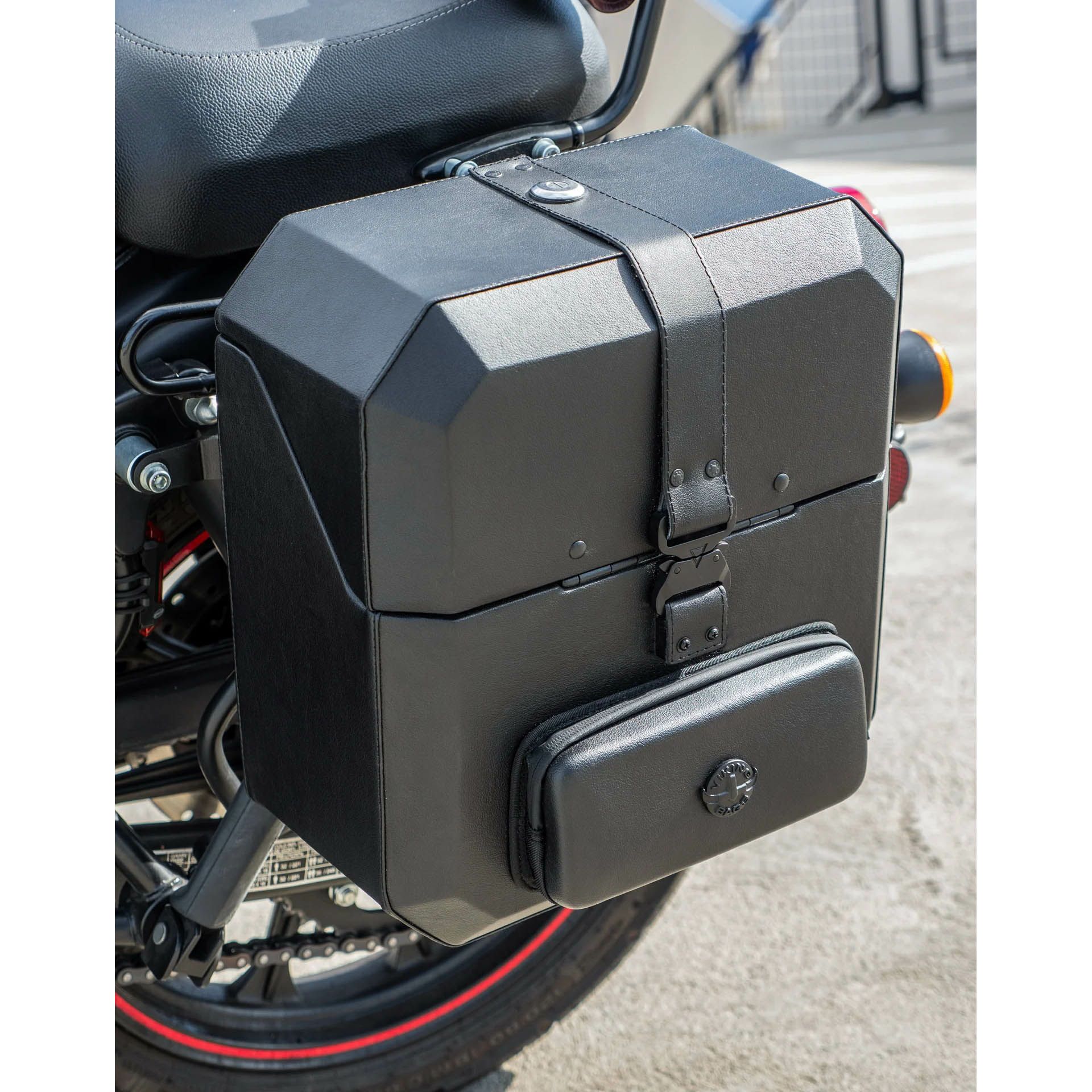 M8 ファットボーイ Outlaw クイックマウント・ミディアム・サドルバッグ 15L 左用 (レザーラップ)4