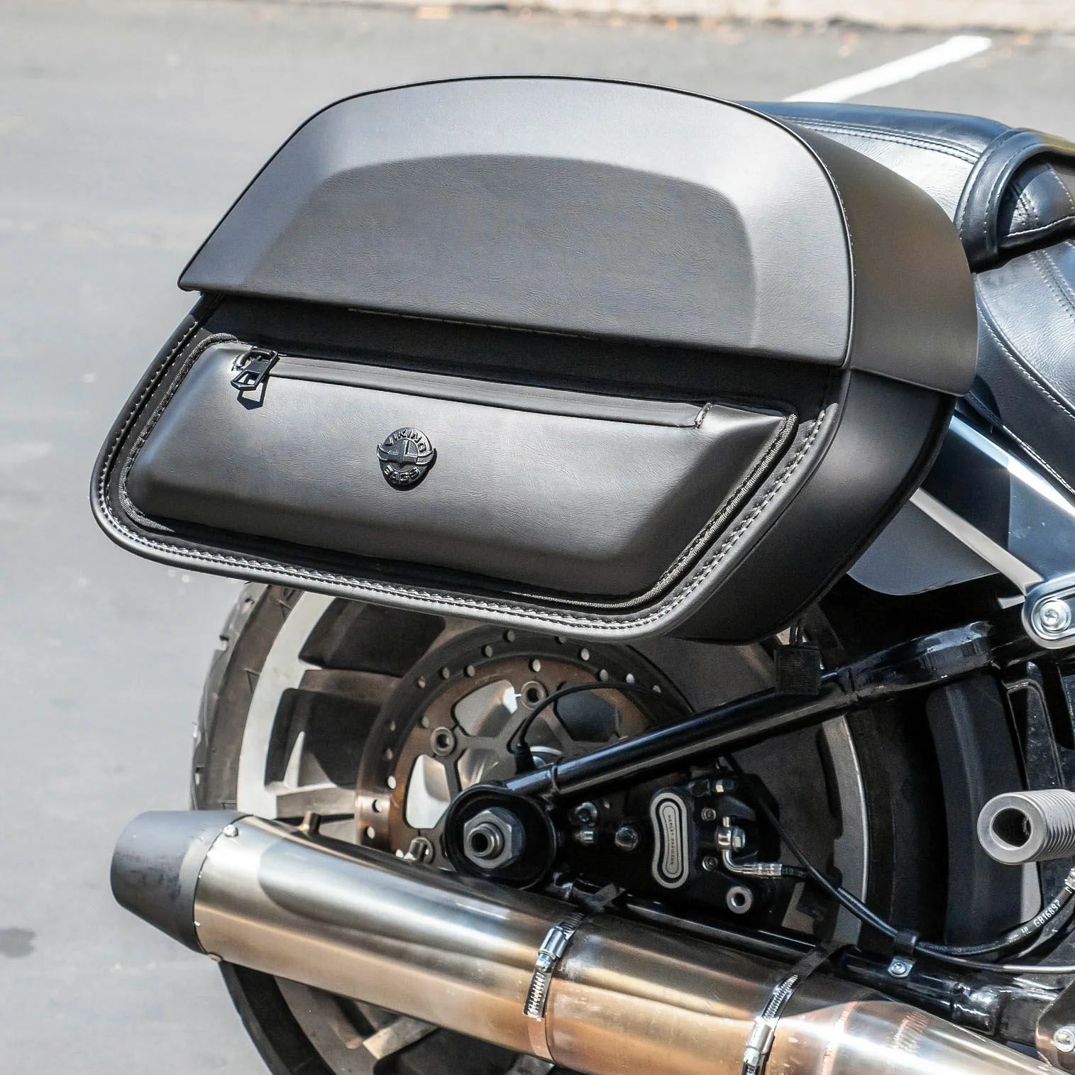 M8 ファットボーイ Pantheon クイックマウント・ミディアム・サドルバッグ