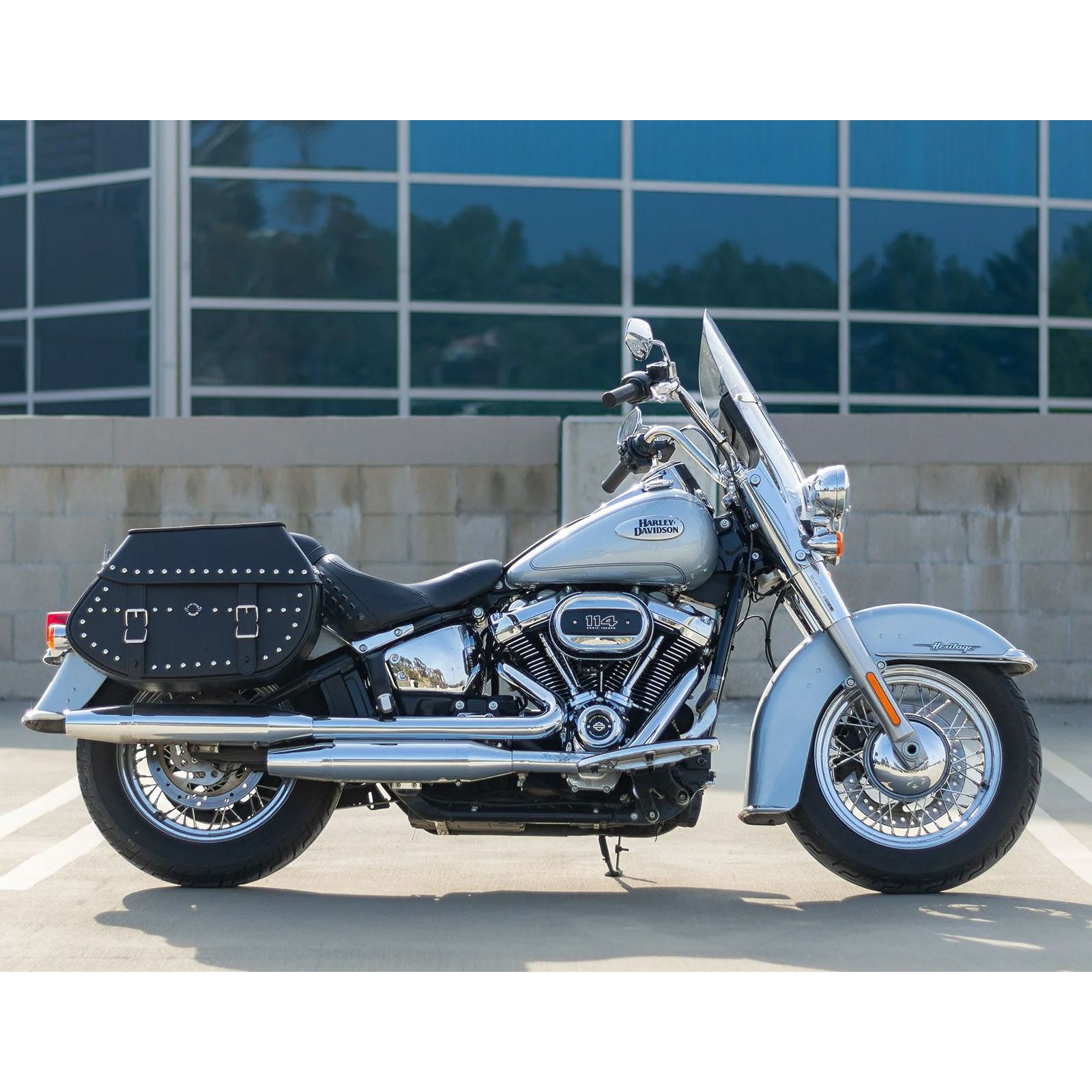 M8 ヘリテイジクラシック Legacy エクストララージ・レザーサドルバッグ 35L (スタッド付)1