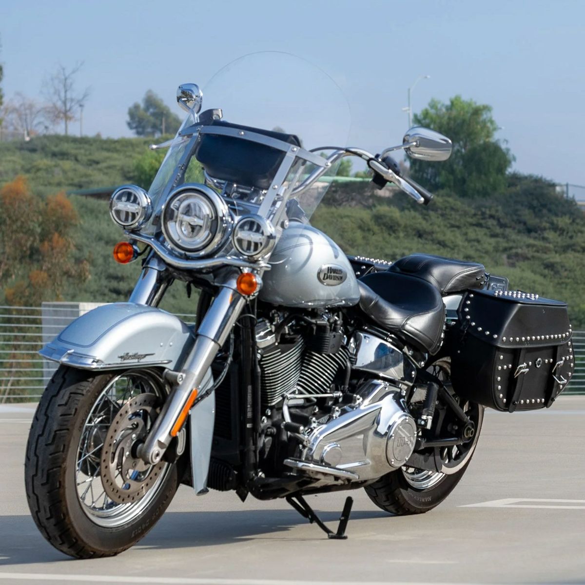 M8 ヘリテイジクラシック Legacy エクストララージ・レザーサドルバッグ 35L (スタッド付)2