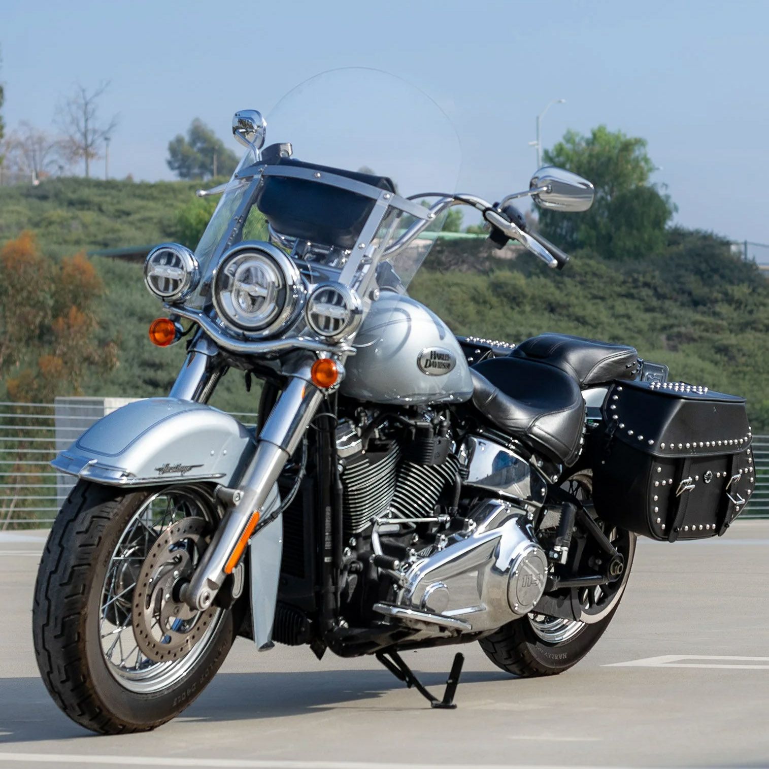 M8 ヘリテイジクラシック Legacy エクストララージ・レザーサドルバッグ 35L (スタッド付)2