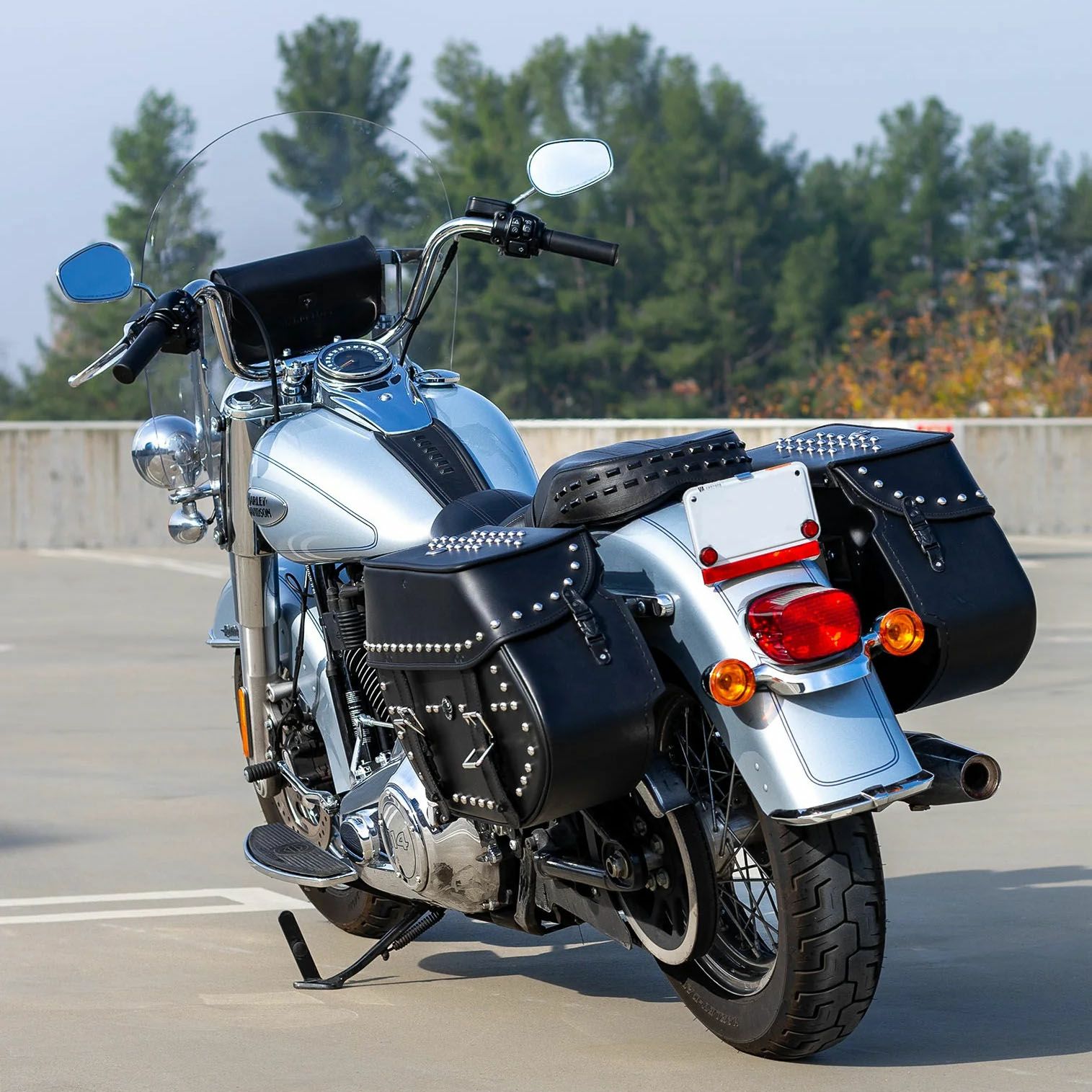 M8 ヘリテイジクラシック Legacy エクストララージ・レザーサドルバッグ 35L (スタッド付)3