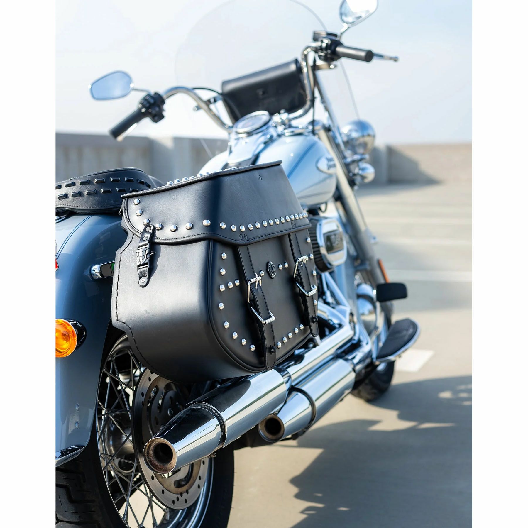 M8 ヘリテイジクラシック Legacy エクストララージ・レザーサドルバッグ 35L (スタッド付)4