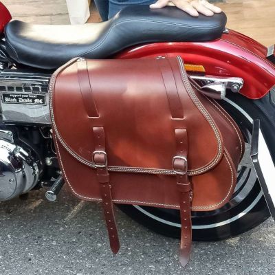 エンズクオイオ Little Boogie レザーサドルバッグ 29L (ダークブラウン) スポーツスター