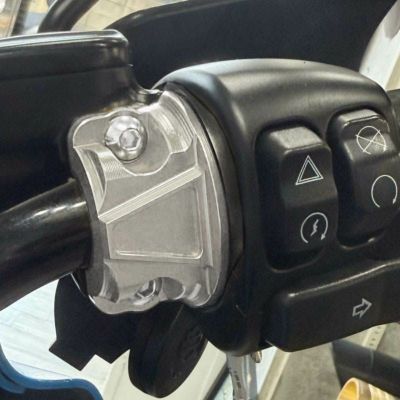 ハンドルバー コントロール クランプ シルバー
