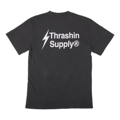 Thrashin Supply プレミアムブランドロゴ Tシャツ ダークグレー