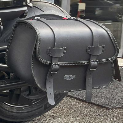 エンズクオイオ REV PROG レザーサドルバッグ 19L (型押しレザー) スポーツスターS