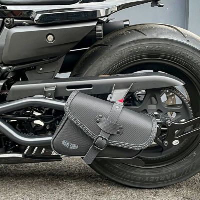 エンズクオイオ Rev Fusion レザーサドルバッグ 3.5L (型押しレザー) スポーツスターS