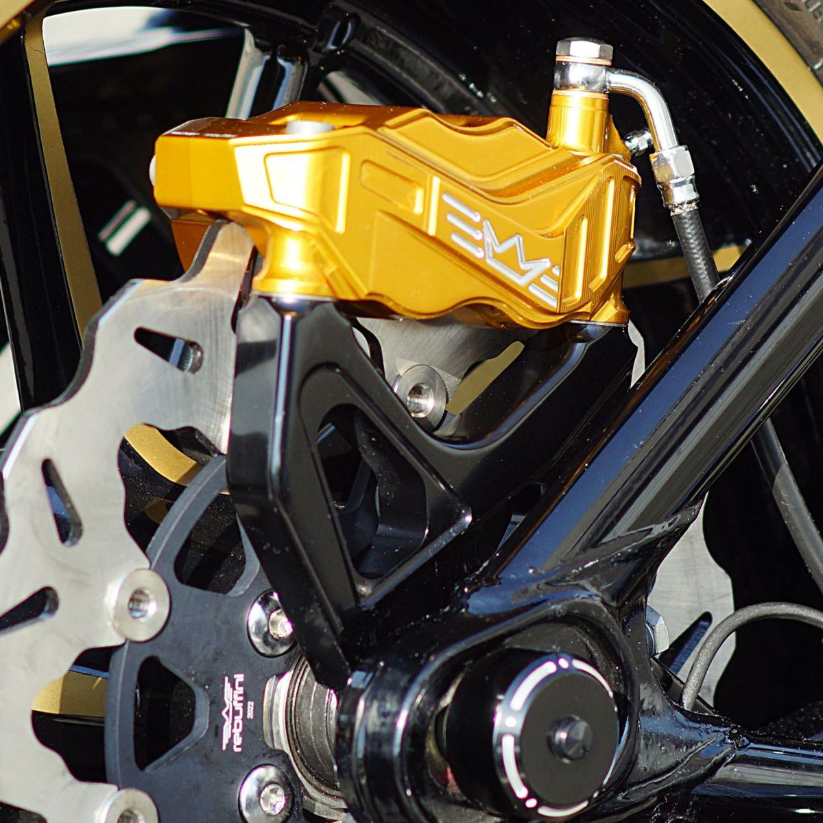 リアラジアルキャリパー マウント (ブラック) 2008～2017 ソフテイル