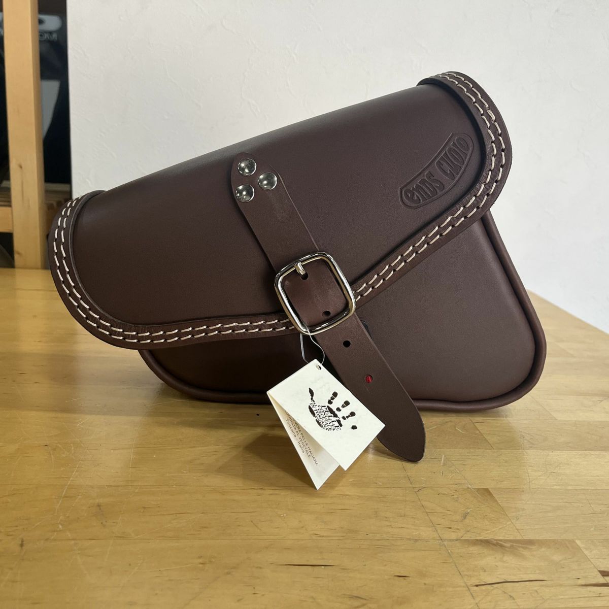 エンズクオイオ Mambo レザーサドルバッグ 4L 左用 (ダークブラウン)