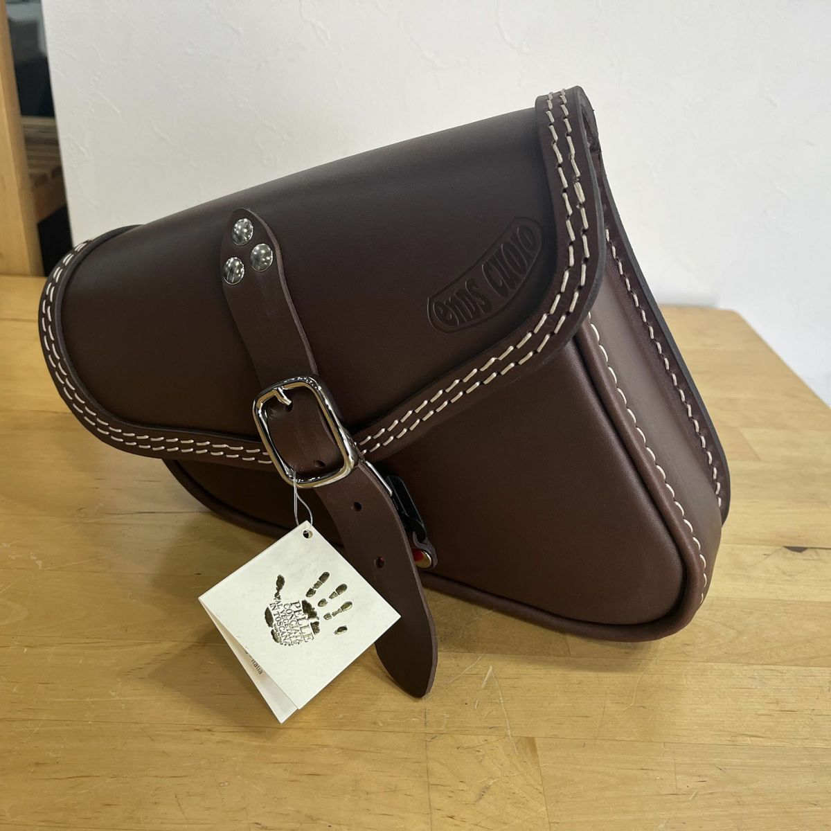 エンズクオイオ Mambo レザーサドルバッグ 4L 左用 (ダークブラウン)1