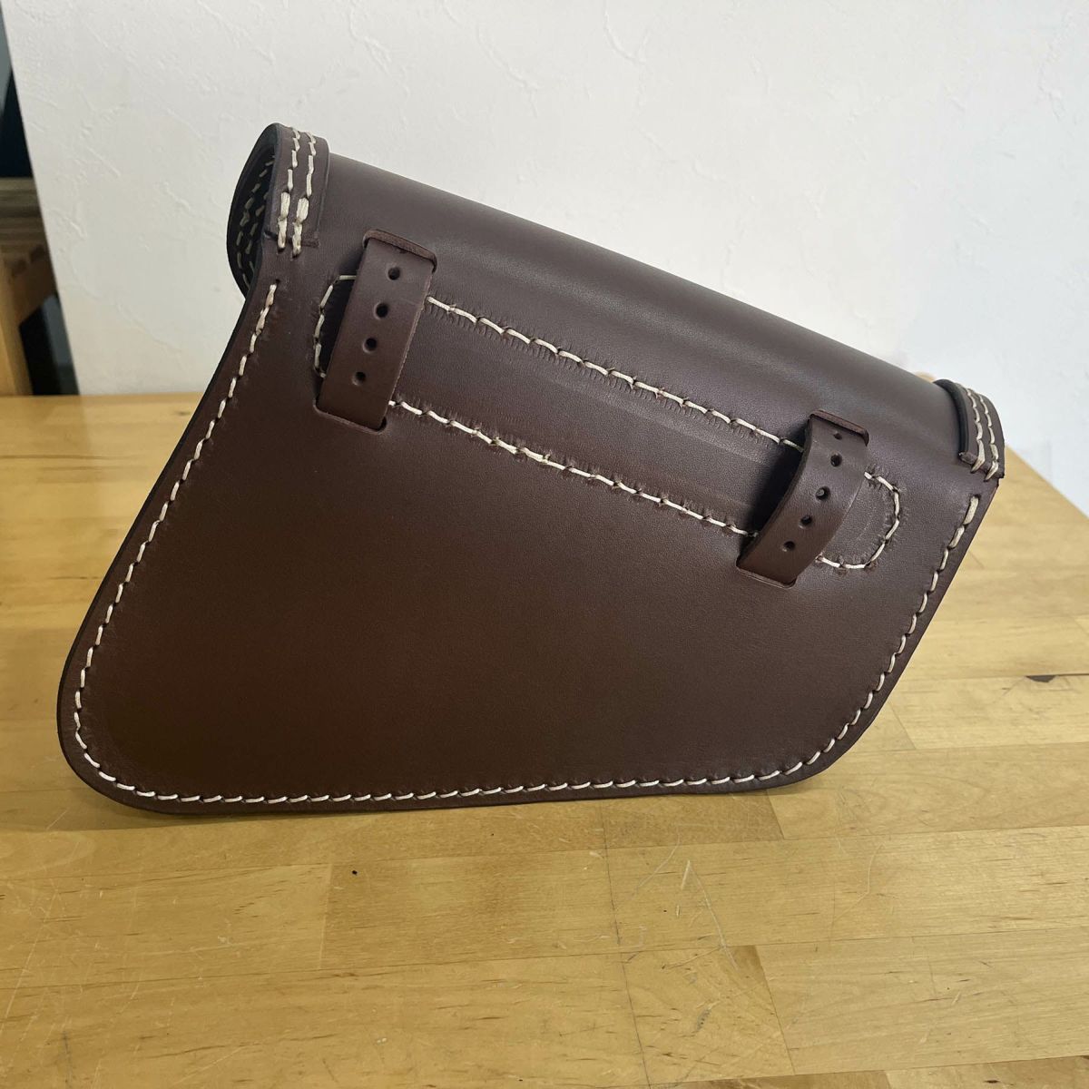 エンズクオイオ Mambo レザーサドルバッグ 4L 左用 (ダークブラウン)3