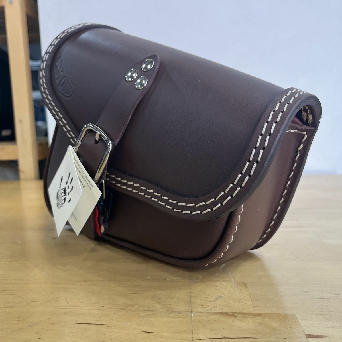 Mambo レザーサドルバッグ 4L 右用 (ダークブラウン)1