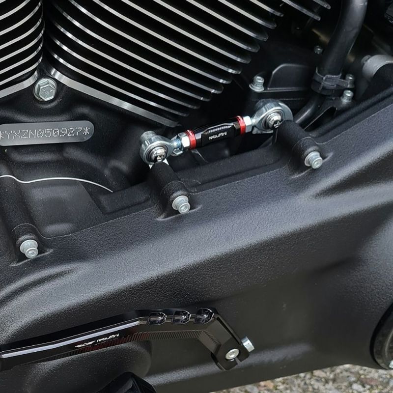 Wheelie シフトリンケージ (ブラック/レッド) M8ソフテイル