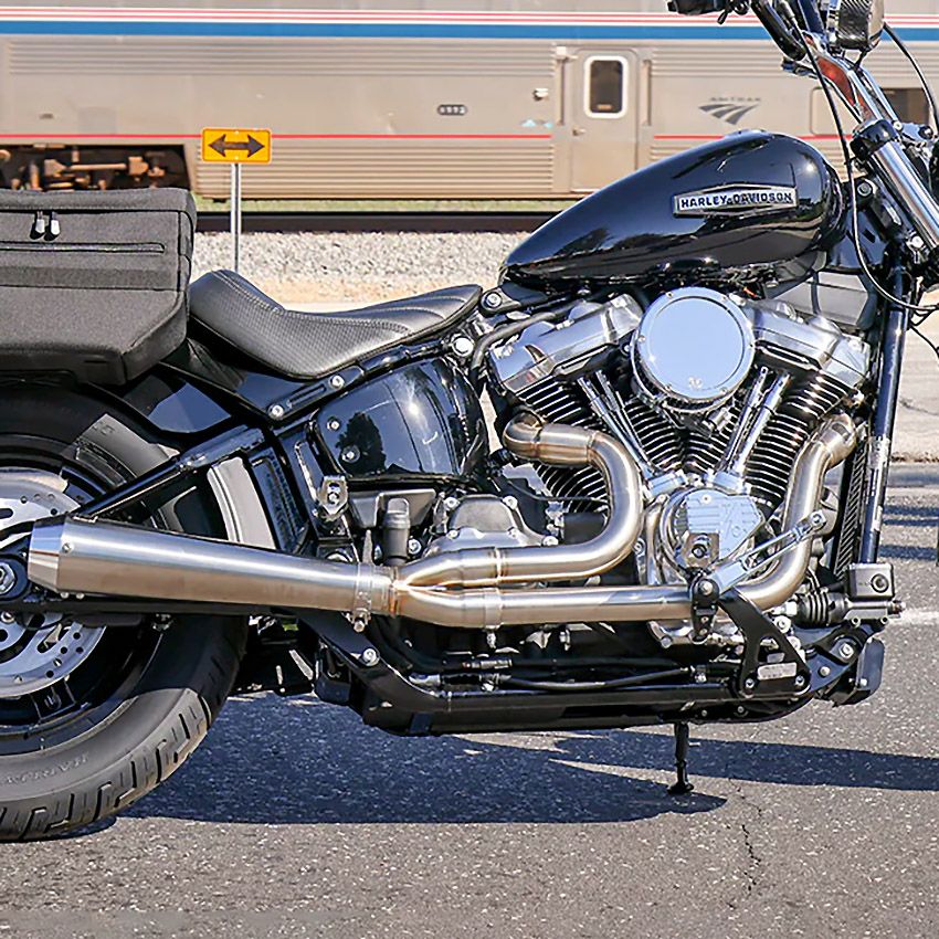 キックアップ・2-1フルエキゾーストマフラー M8ソフテイル