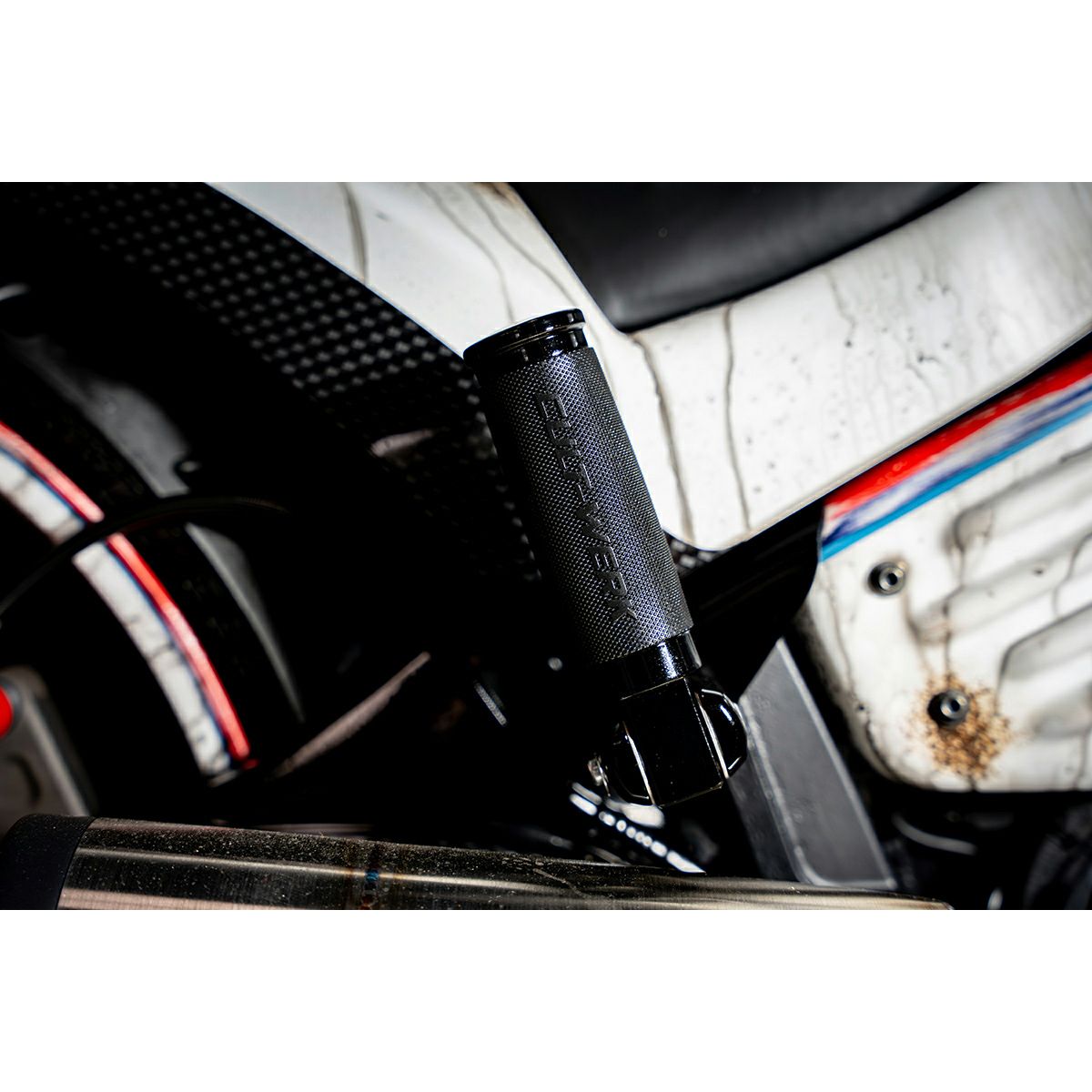 カルトワーク パッセンジャーフットペグ リロケーションブラケット (ブラック)1