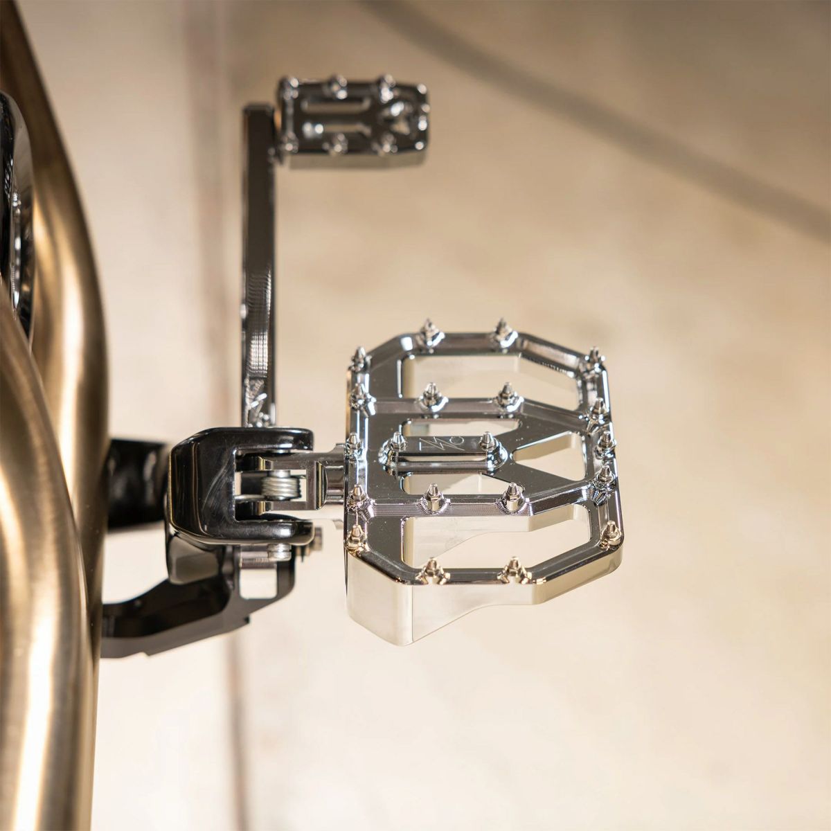 Aggressor ライダー・ミニフロアボード (クローム) M8ソフテイル2