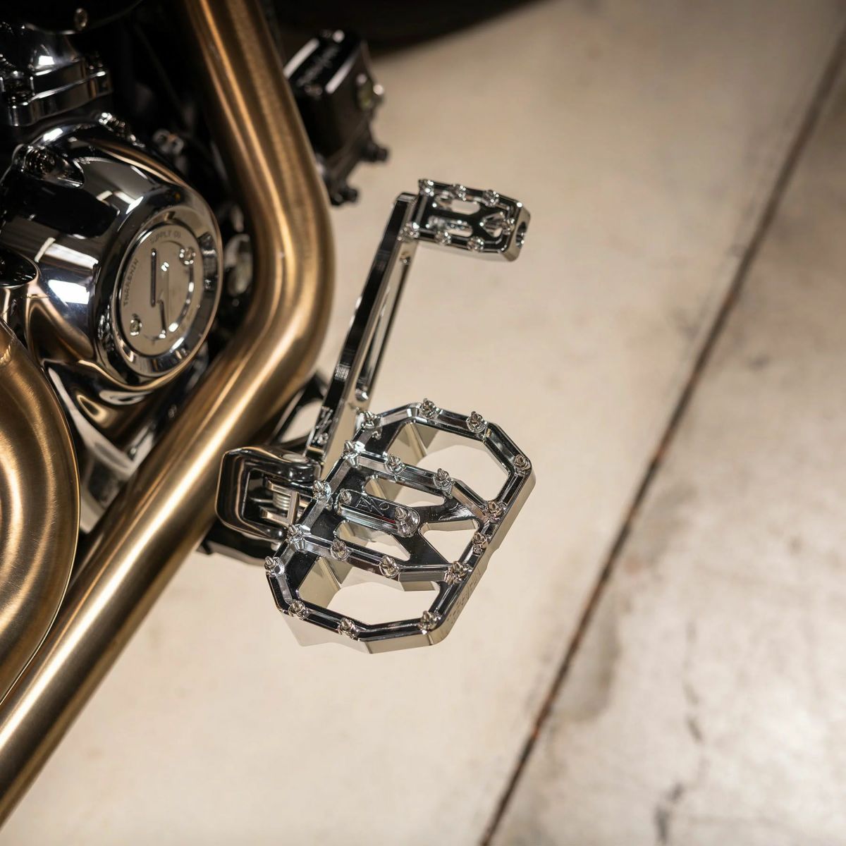 Aggressor ライダー・ミニフロアボード (クローム) M8ソフテイル3