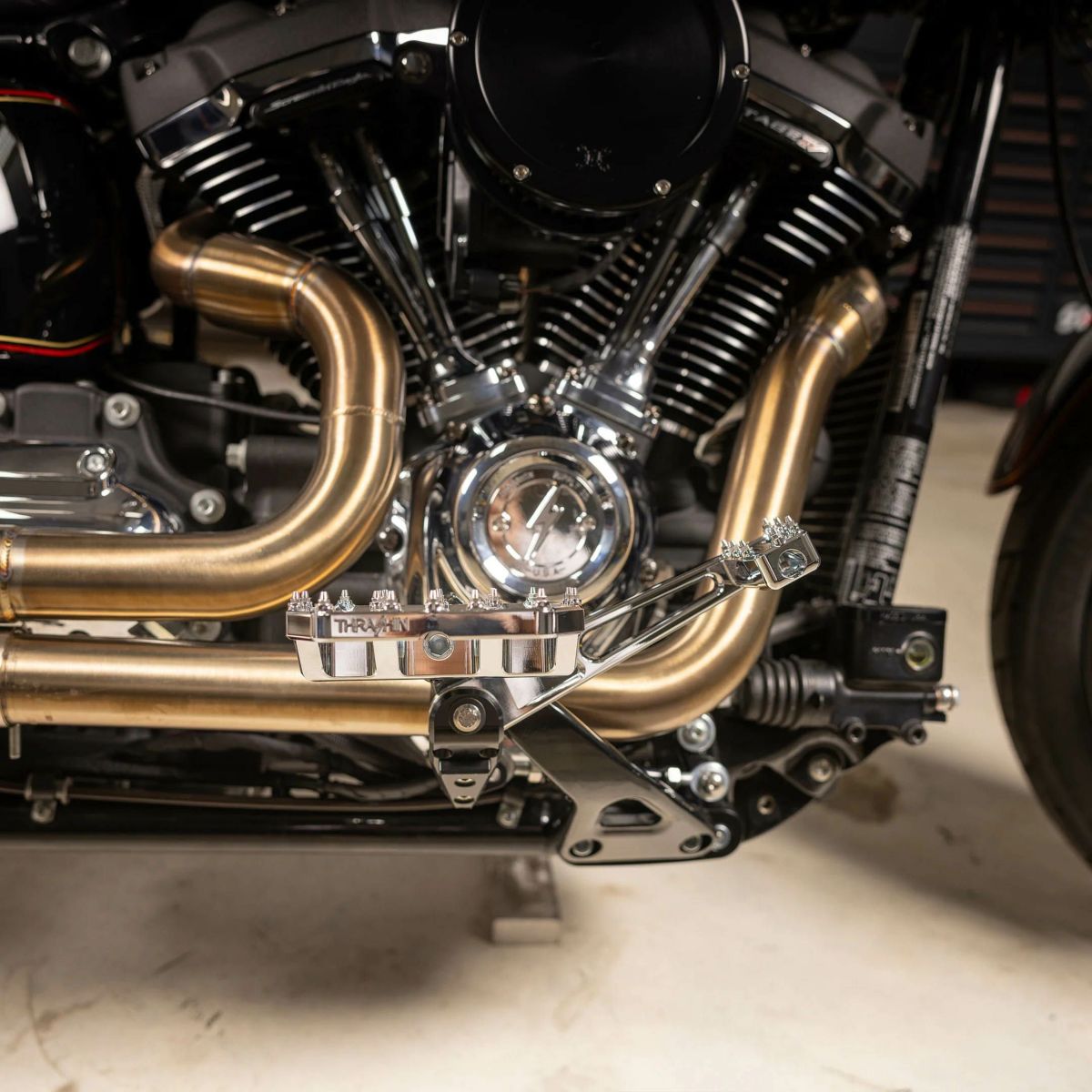 Aggressor ライダー・ミニフロアボード (クローム) M8ソフテイル5