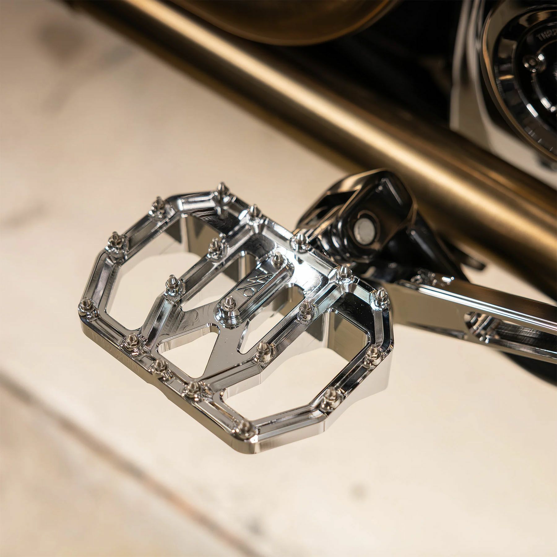 Aggressor ミニフロアボード (クローム)