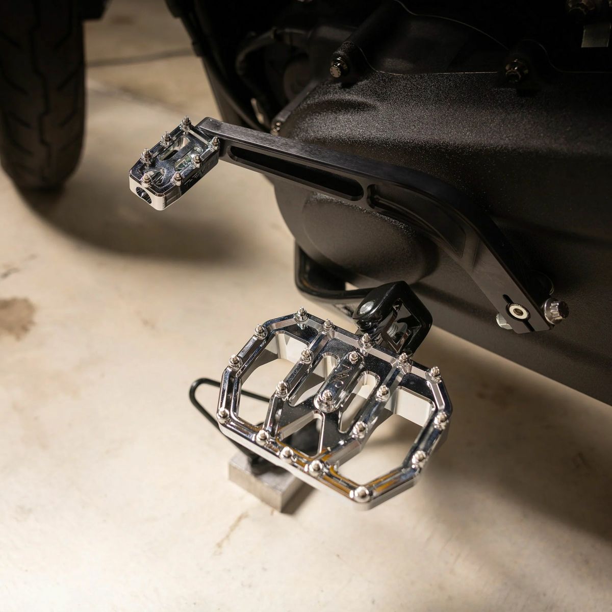 Aggressor ミニフロアボード (クローム)1