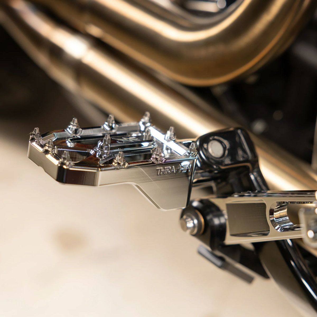 Aggressor ライダー・フットペグ (クローム) M8ソフテイル