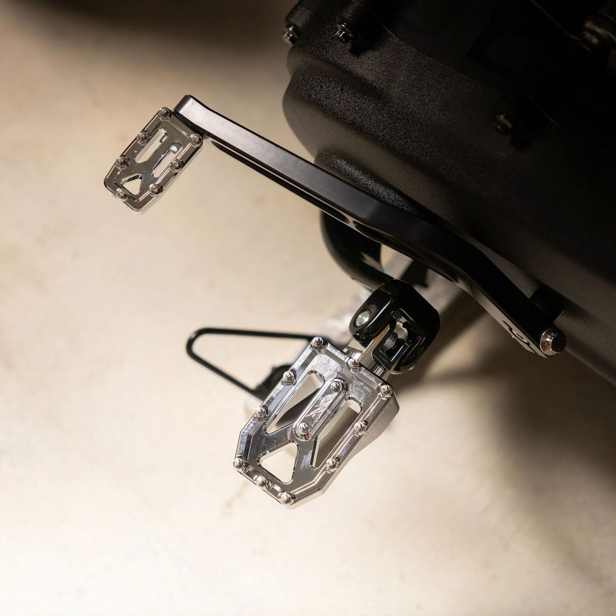 Aggressor ライダー・フットペグ (クローム) M8ソフテイル1