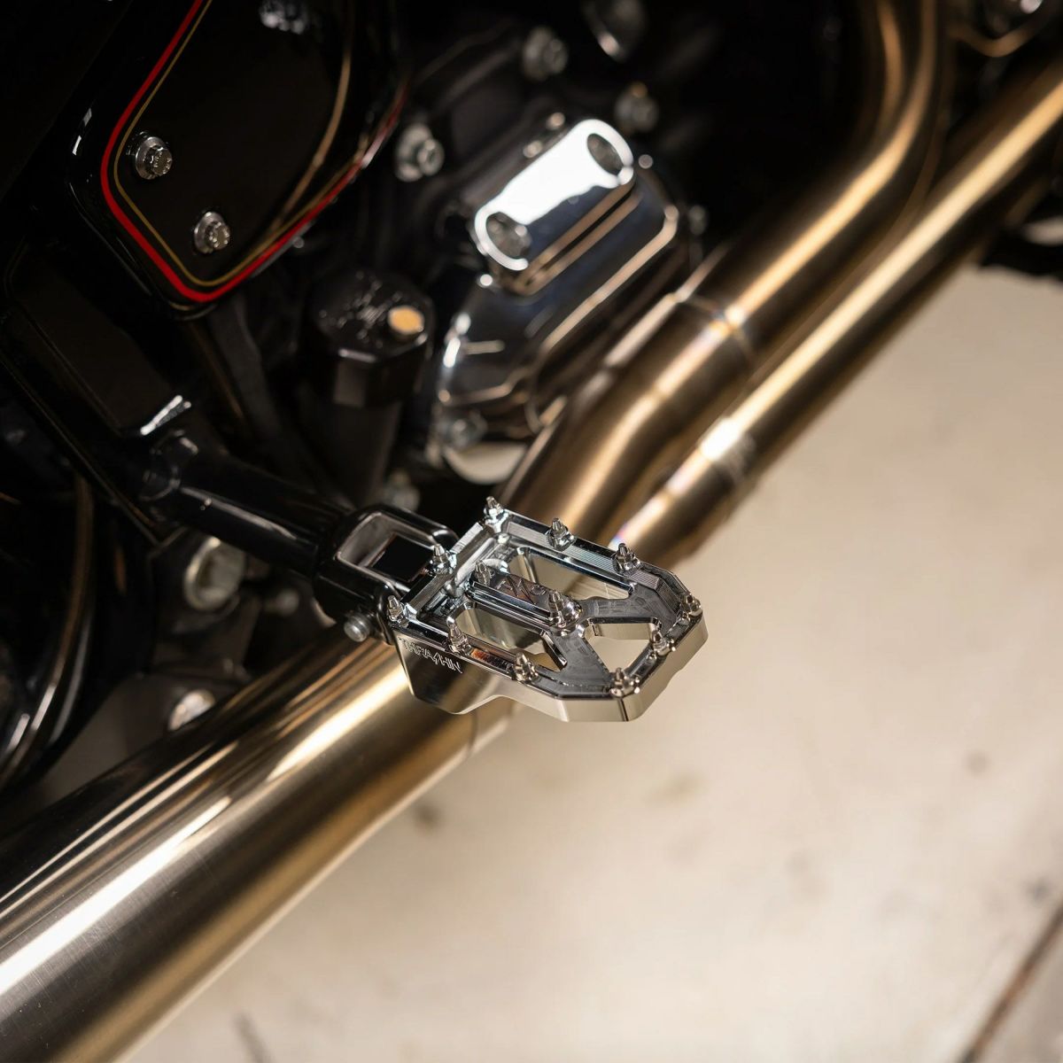 Aggressor パッセンジャー・フットペグ (クローム) M8ソフテイル1