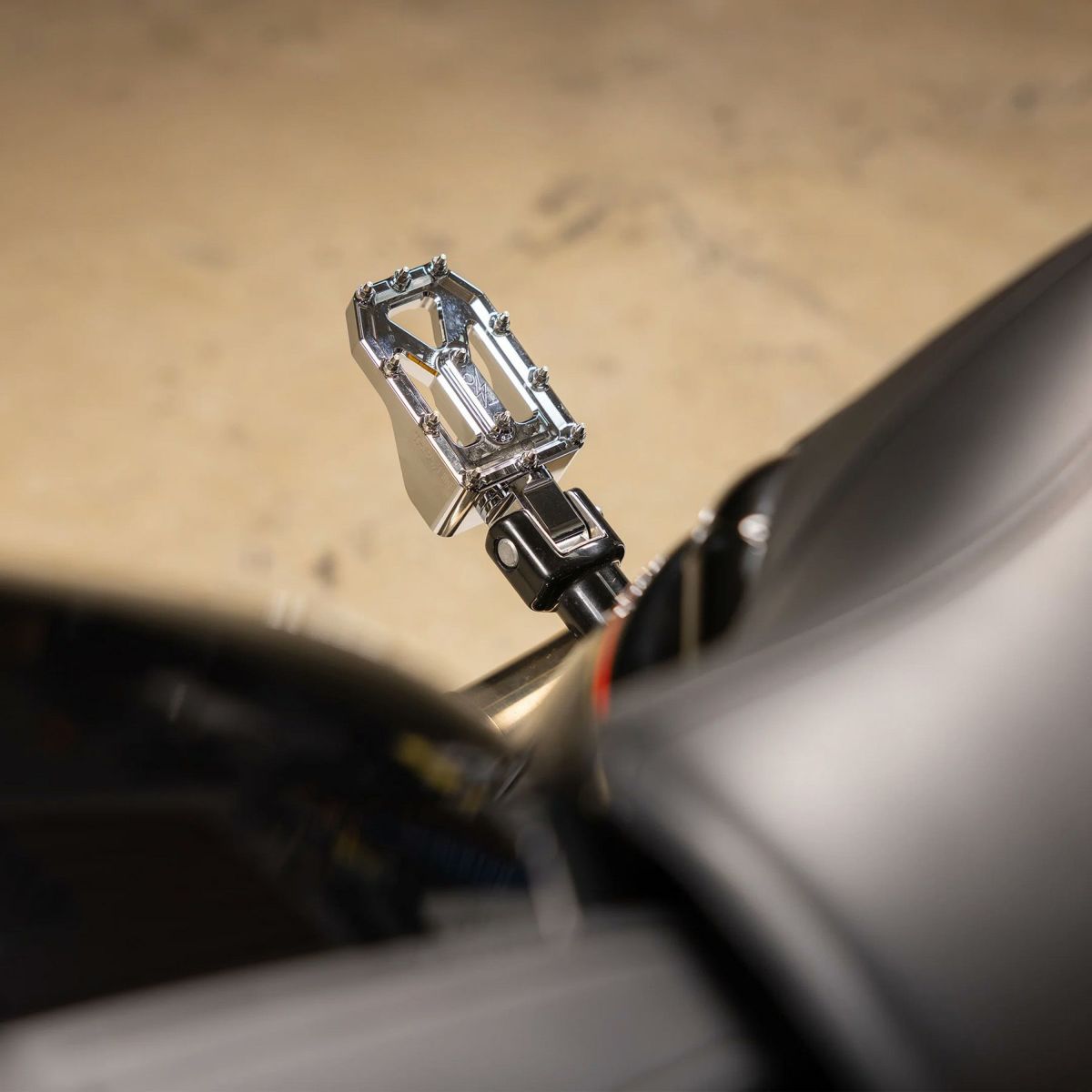 Aggressor パッセンジャー・フットペグ (クローム) M8ソフテイル3